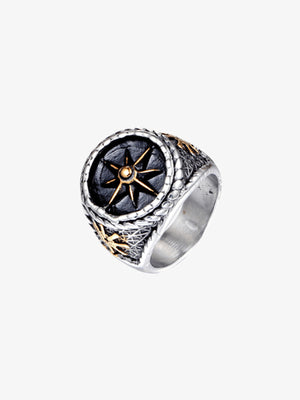Anillo de sello con estrella de brújula y esmalte negro – Plata y dorado, en ángulo | XoKool