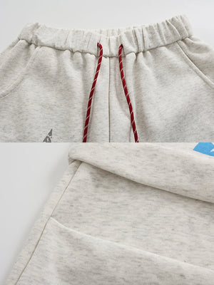 Pantalones deportivos crema con gráficos de estrella y rodeo – primer plano de la cintura con cordón y la tela | XoKool