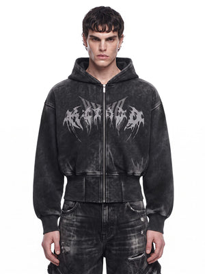 Hoodie corto con cierre, acid wash y letras estilo metal – en modelo, de frente | XoKool
