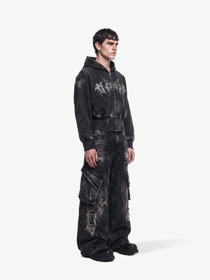 Hoodie corto con cierre, acid wash y letras estilo metal – en modelo, de lado | XoKool