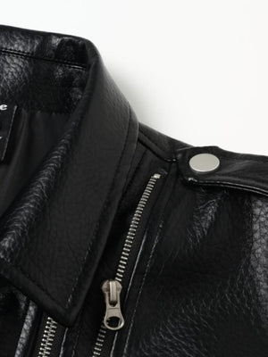 Chaqueta biker corta negra de cuero sintético – detalle del cuello y el cierre con detalle del escote | XoKool