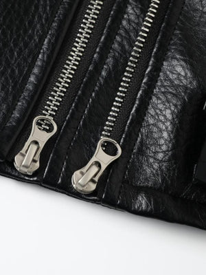 Chaqueta biker corta negra de cuero sintético – detalle del doble cierre | XoKool