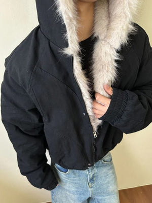 Conjunto de chaqueta bomber y pantalones de camuflaje – chaqueta negra en modelo, primer plano | XoKool