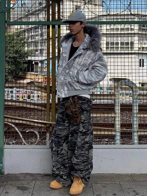 Conjunto de chaqueta bomber y pantalones de camuflaje – foto urbana, outfit completo | XoKool