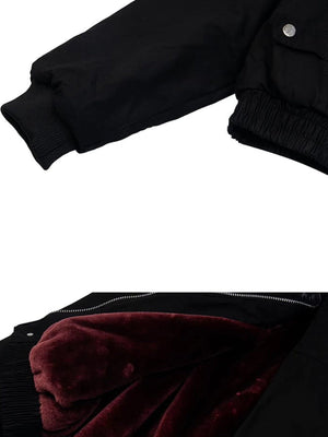 Jacke mit Kunstfellfutter – Nahaufnahme von Bündchen und burgunderrotem Futter | XoKool