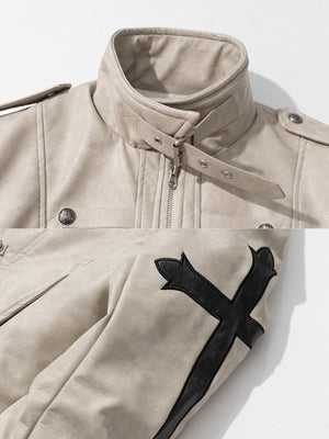 Kunstlederjacke mit Cross Patches – Creme, Nahaufnahme von Schnallenkragen und Kreuz am Ärmel | XoKool