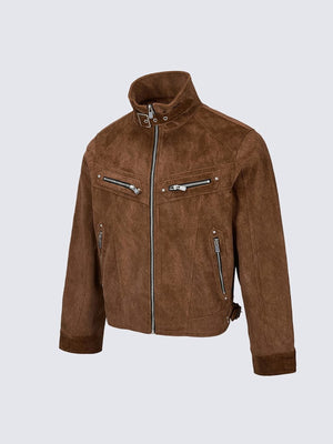 Kurze Kunstwildleder-Bikerjacke mit Schnallenkragen – Braun, schräge Vorderansicht | XoKool