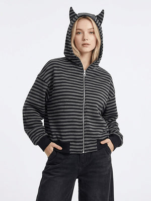 Cropped Zip Hoodie mit Streifen und Teufelshörnern – am Model, Vorderseite | XoKool