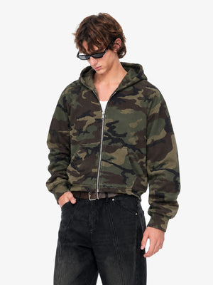 Cropped Zip Hoodie in Woodland Camo – am Model, Vorderseite | XoKool