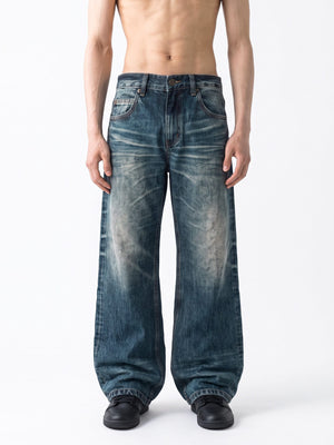 Dunkelblaue Baggy Jeans mit Whiskering – am Model, Vorderseite | XoKool