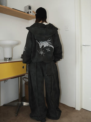 Mondphasen Zip Hoodie – am Model, Grafik auf dem Rücken | XoKool