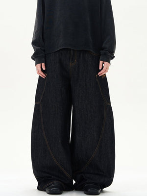 Jeans barrel índigo oscuro con costuras naranjas – en modelo, vista frontal | XoKool
