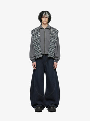 Jeans barrel índigo oscuro con costuras curvas – en modelo, frontal | XoKool