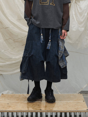 Cargo Jeansshorts in Dunkelindigo mit Karo-Einsatz – am Model, vorne | XoKool