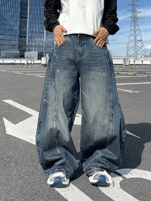 Jeans herradura en lavado oscuro con costuras torcidas – foto urbana, frontal | XoKool