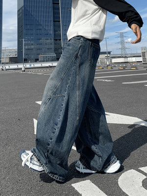 Jeans herradura en lavado oscuro con costuras torcidas – foto urbana, lateral | XoKool