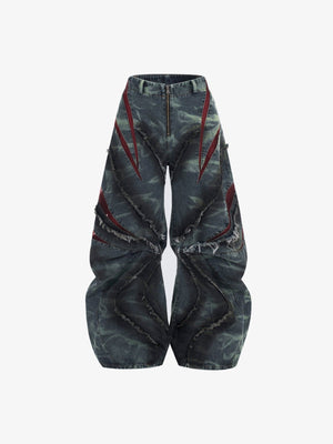 Jeans deconstruidos deshilachados con paneles rasgados rojos – azul, vista frontal en plano | XoKool