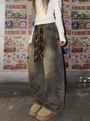 Balloon Jeans im Dirty Wash – am Model, vorne, vor Posterwand | XoKool