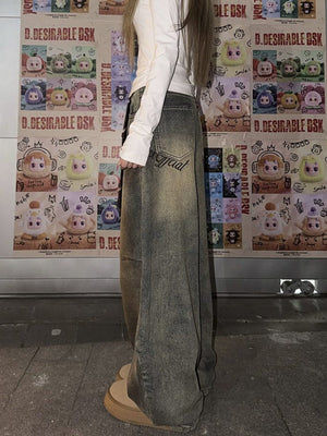 Balloon Jeans im Dirty Wash – am Model, seitlich, vor Posterwand | XoKool