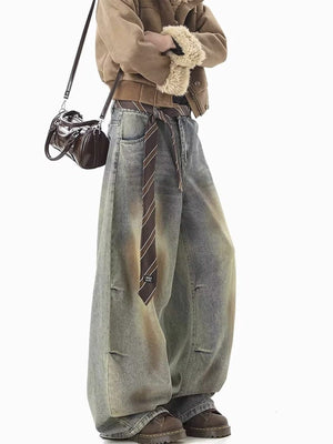 Balloon Jeans im Dirty Wash mit Bindegürtel – am Model, seitlich | XoKool