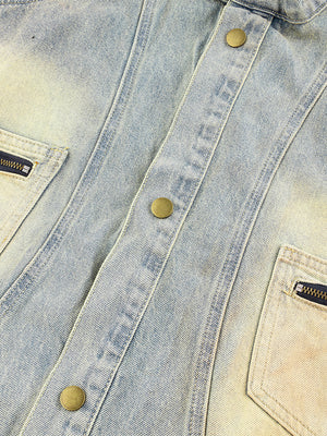 Jeansjacke im Dirty Wash – Nahaufnahme der Brusttaschen mit Reißverschluss | XoKool