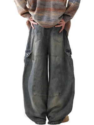 Jeans curvos con efecto sucio y bolsillos cargo – en modelo, trasera | XoKool