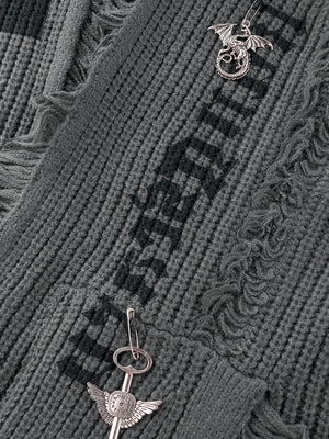 Strickjacke aus Grobstrick mit offener Front – Nahaufnahme Drachenanhänger und gotische Schrift | XoKool