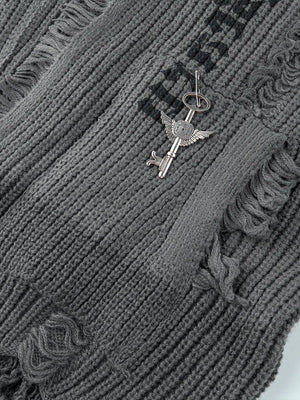 Strickjacke aus Grobstrick mit offener Front – Nahaufnahme gotische Schrift und Schlüsselanhänger | XoKool