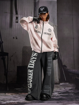 Barrel Jogginghose – am Model mit pinker Trainingsjacke, vorne | XoKool