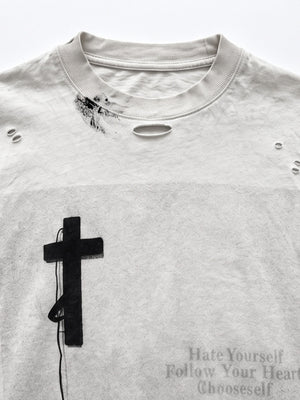 Camiseta de manga larga desgastada con salpicaduras de pintura y cruz estampada – primer plano del cuello y la cruz | XoKool