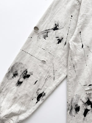 Camiseta de manga larga desgastada con salpicaduras de pintura y cruz estampada – primer plano de la manga con agujeros y salpicaduras | XoKool