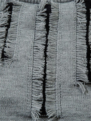 Distressed Strickpullover – Grau, Nahaufnahme der Fransen an der Brust | XoKool