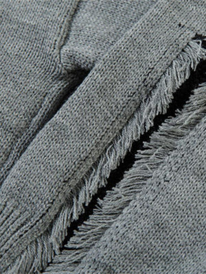 Distressed Strickpullover – Grau, Nahaufnahme des Fransen-Risses | XoKool