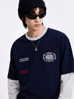 Doppellagiges Ringer Longsleeve mit Emblem-Print – Navy, am Model Nahaufnahme | XoKool