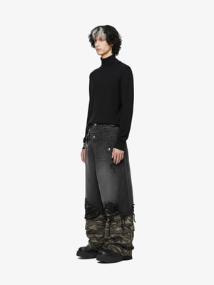 Distressed Schwarze Jeans mit doppeltem Bund und Camo-Saum – am Model, seitlich | XoKool