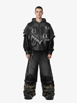 Distressed Schwarze Jeans mit doppeltem Bund und Camo-Saum – am Model mit Jacke, Vorderansicht | XoKool