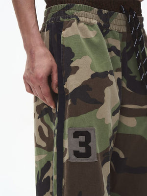 Pantalones deportivos de camuflaje – Detalle del parche con número en modelo | XoKool