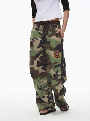 Pantalones deportivos de camuflaje woodland con doble cintura – En modelo, frontal | XoKool