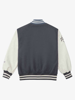 Graue Varsity Jacke mit Script-Stickerei – Rückseite flach | XoKool