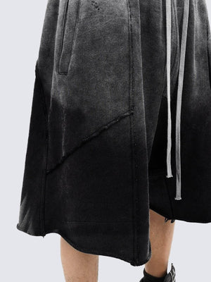 Shorts deportivos de tiro caído en negro desvaído – detalle de la abertura lateral y el cordón | XoKool