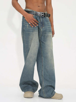 Faded Wide Leg Jeans in Vintage-Blau – am Model, von vorn im Dreiviertelprofil | XoKool