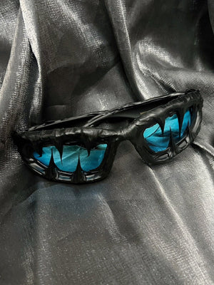 Sonnenbrille mit Fang-Rahmen und roten oder blauen Gläsern – blaue Gläser, Vorderansicht | XoKool
