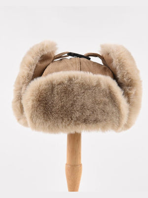 Gorro de trampero de piel sintética – caqui, vista frontal, orejeras arriba | XoKool