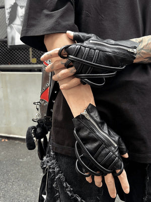 Fingerlose Handschuhe aus Kunstleder mit Riemenschlaufen – am Model, Hände | XoKool