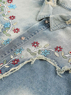 Distressed Jeanshemd mit Blumenstickerei – bestickte Passe in Nahaufnahme | XoKool