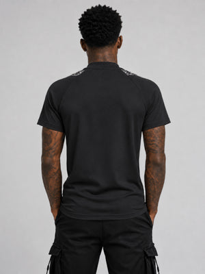 Tribal-T-Shirt mit Stehkragen – am Model, Schwarz, hinten | XoKool