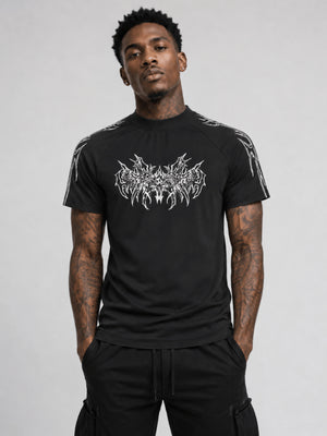 Enges Raglan-T-Shirt mit Stehkragen und Tribal-Print – am Model, Schwarz, vorne | XoKool