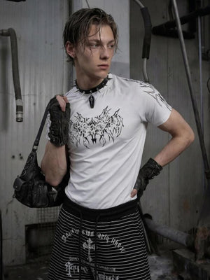 Tribal-T-Shirt mit Stehkragen – am Model, Weiß, gestylt | XoKool