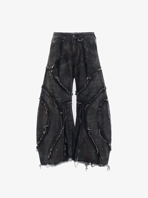 Jeans acampanados (flare) negros desflecados con costuras de paneles – frente en plano | XoKool