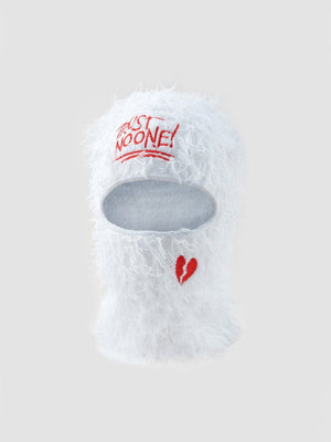Pasamontañas de punto peludo bordado – blanco con bordado rojo de lema, vista frontal | XoKool